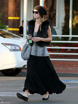 高清组图：妮基-希尔顿洛杉矶购物马甲搭配长裙