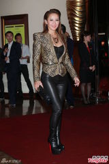 组图：李玟爆乳翘臀性感亮相 刘嘉玲气场强