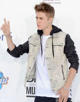 组图：贾斯汀-比伯帅气亮相秀潮鞋