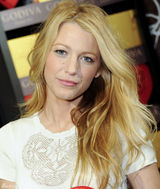 高清组图：布莱克-莱弗利镂空蕾丝礼服甜美亮相