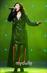 组图：T-ara两成员参加音乐剧彩排 孝敏羞涩献吻