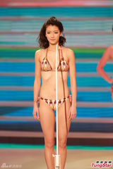 组图：港姐泳装秀热辣美胸 蛮腰翘臀各展风情