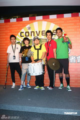 幻灯图：苏打绿为世界杯宣传 飞踢阿龚气氛热闹 