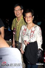 高清组图：黎明演唱会变换多套华服 乐基儿捧场观看