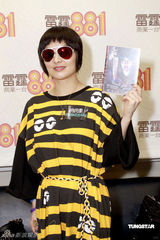 幻灯组图：何超仪个性洒脱 戴墨镜现身推销新唱片