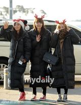 组图：少女时代集体着可爱圣诞装扮赴日宣传