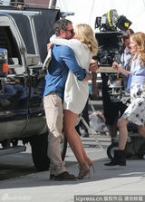 组图：迪亚兹新片热吻ladygaga男友