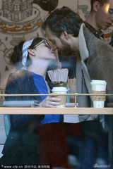 组图：安妮-海瑟薇与老公咖啡馆激吻羡煞旁人