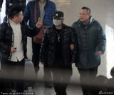 组图：郭德纲不理传闻携老婆上海捞金 团队庞大