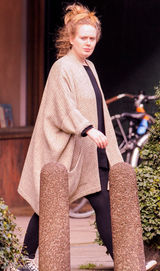 组图：阿黛尔素颜逛书店 睡眼惺忪头发凌乱