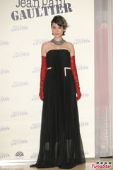 组图：杨乃文弃摇滚风露香肩 12月推出新专辑