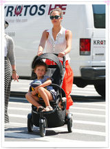 组图：杰西卡-阿尔芭携女现身装扮抢眼