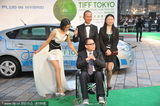 组图：东京电影节开幕 《转山》导演坐轮椅走绿毯