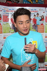 组图：黄宗泽自认是严父 想生一子一女