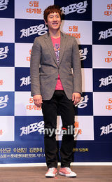 组图：韩星朴重勋李善均宣传韩国新片《逮捕王》