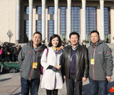 组图：2014两会美女记者众生态 美貌智慧并存