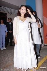 高清图：黎姿产后出院心情大好 女儿名字由老公决定