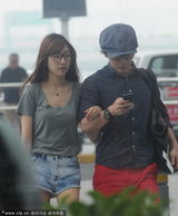 组图：刘谦穿红裤现身潮范 与女友挽手显亲密