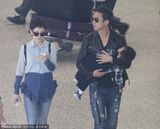 组图：孙俪全家同行 邓超抱熟睡儿子变奶爸