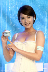 组图：杨丞琳低胸代言破封奶说 露沟大秀身材 