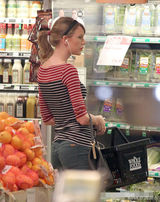 组图：泰勒变主妇超市买菜 热裤紧身T曲线凹凸