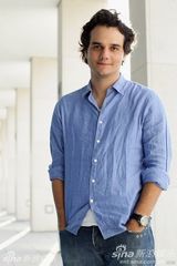 高清图：《精锐部队2》拍写真 男女主角亲密相偎