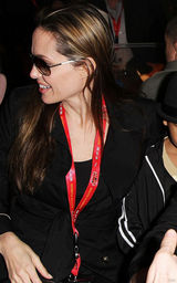 幻灯图集：皮特朱莉看球激吻 力破不和传闻