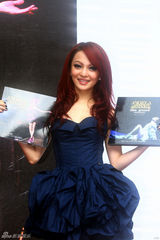 组图：张韶涵化身潘多拉公主 被俩半裸猛男抬起