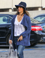 组图：阿尔芭时尚出街 宽边帽配破洞牛仔裤