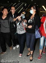 幻灯图集：赵薇产后尚显臃肿 独身飞沪任电影节评委