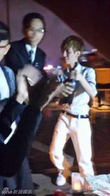 组图：郭敬明庆三十岁生日 与友人豪饮开派对