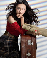 组图：秦岚复古造型登封面 与老电影隔空对话