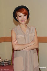 组图：容祖儿帅气造型现身 与卢凯彤支持声演会