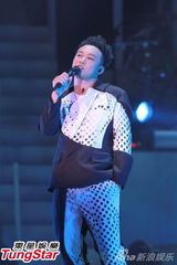 组图：陈奕迅开唱造型似黑山老妖 少说话多唱歌