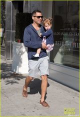 组图：阿尔芭一家四口现身伦敦 与老公各携一女