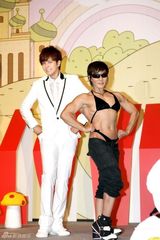 幻灯图：罗志祥庆生签“婚约” 模仿教练秀肌肉