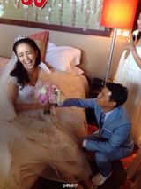 组图：陈思诚抢亲公主抱佟丽娅 伴郎伴娘团抢镜