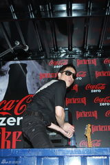 组图：黄贯中举行小型音乐会 请粉丝爱护朱茵