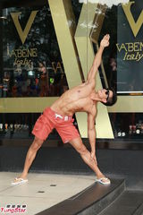 组图：亚洲先生闹市裸身宣传 热门选手大秀腹肌