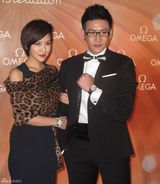 组图：陆毅鲍蕾携手出席晚宴 默契十足当众晒恩爱