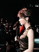 组图：尚雯婕受邀顶级奢侈品大秀 与张曼玉同场交流