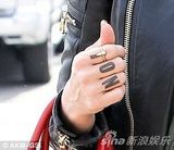 组图：阿尔芭皮衣帅气街拍 拎名牌包十足辣妈