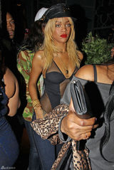 组图：蕾哈娜透视装配烈焰红唇 性感显露手枪纹身