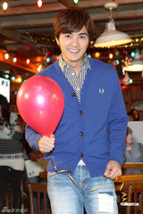 组图：贺军翔27岁未当兵感丢脸 为粉丝表演拉拉队舞