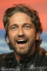 高清图：《大将军寇流岚》发布会 拉尔夫费因斯护花