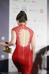 组图：何琳着红装秀美背 中式礼服秀半球