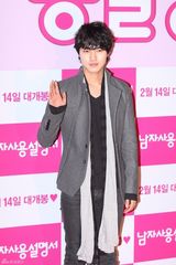 高清组图：朴有天金素贤等亮相李诗英新片试映