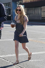 组图：阿曼达-塞弗里德短裤出街 雪白长腿魅惑