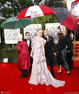 高清组图：克洛伊-塞维尼荷叶边礼服充满膨胀感 