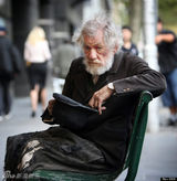 组图：指环王甘道夫拍戏被误认乞丐施舍零钱